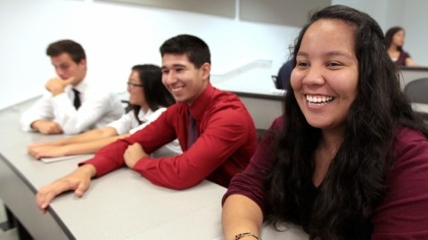 Emily Gonzales, estudiante de preparatoria, espera poder lograr su meta  para mejorar su educación.