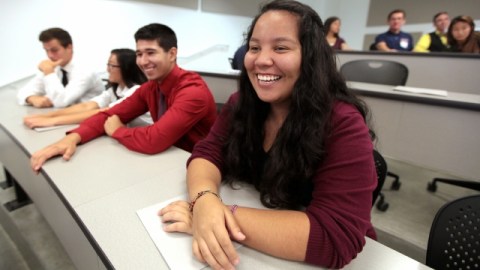 Emily Gonzales, estudiante de preparatoria, espera poder lograr su meta para mejorar su educación.