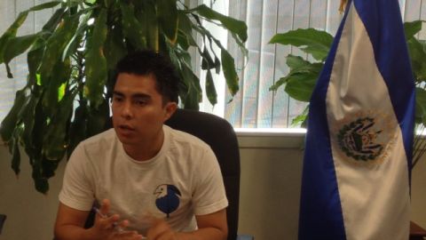Valmore Membreño es coordinador regional del USEU en el Sur de California, promoviendo el voto salvadoreño.