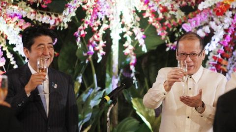El primer minsitro japonés, Shinzo Abe (izq.). y el presidente filipino, Benigno Aquino III (der.), ayer, en Manila.