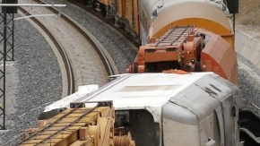 Los trabajos para retirar los restos del tren accidentado el pasado miércoles en Santiago de Compostela continuaban ayer.