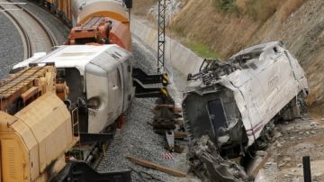 Los trabajos para retirar los restos del tren accidentado el pasado miércoles en Santiago de Compostela continuaban ayer.