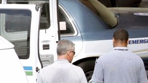La Policía retira el cadaver de una de las seis víctimas de un tiroteo ayer en Hialeah.