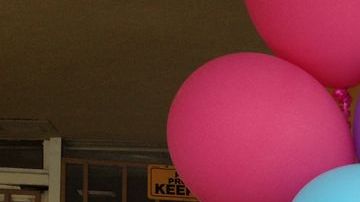 Carlos Cerna y su hijo Carlos Jr. frente al altarcito que armaron en honor a su madre.