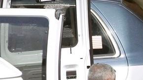 Trabajadores de la Morgue de Miami cargan uno de los cuerpos de las víctimas de la masacre en Hialeah.