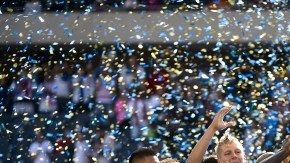 Jugadores estadounidenses celebran en el podio del Soldier Field el triunfo sobre los panameños, ayer, en la gran final de la Copa de Oro, que les da medio boleto para la Copa Confederaciones de Rusia 2017.