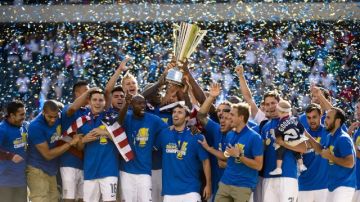 Jugadores estadounidenses celebran en el podio del Soldier Field el triunfo sobre los panameños, ayer, en la gran final de la Copa de Oro, que les da medio boleto para la Copa Confederaciones de Rusia 2017.