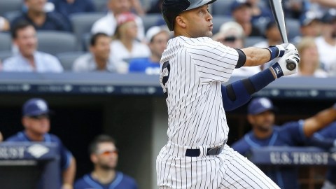 Derek Jeter conecta  jonrón en su primer turno al  bate frente a los Rays de Tampa, en su juego de regreso tras varios meses de ausencia.