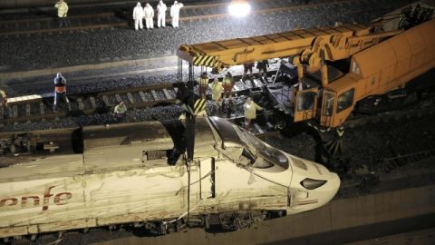 Más de nueve horas durante esta madrugada han tardado en izar la máquina  del tren Alvia. Será llevada a una zona custodiada por la Policía.
