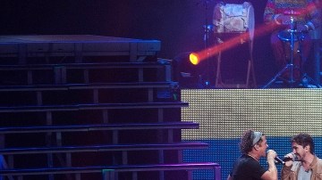 Carlos Vives no decepcionó el sábado y sorprendió a todos con la inesperada participación de Juanes (izq.)