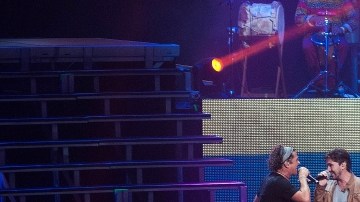 Carlos Vives no decepcionó el sábado y sorprendió a todos con la inesperada participación de Juanes (izq.)