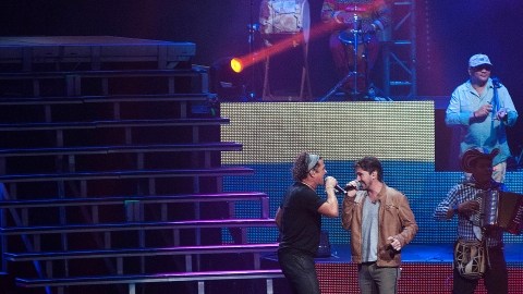 Carlos Vives no decepcionó el sábado y sorprendió a todos con la inesperada participación de Juanes (izq.)
