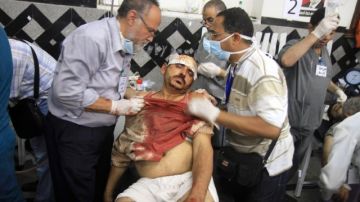 Los heridos en enfrentamientos con las fuerzas de seguridad  reciben tratamiento en un hospital de campaña en  la mezquita Rabaa Adawiya, en El Cairo.