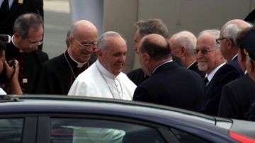 El religioso es recibido por el ministro italiano de Interior, Angelino Alfano (derecha), a su llegada hoy al aeropuerto Ciampino, en Roma.
