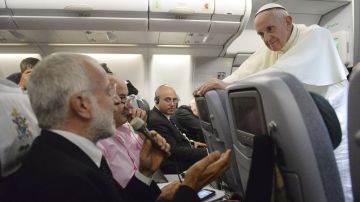 El papa Francisco ofreció hoy una conferencia de prensa en el avión en el cual regresó de Brasil al Vaticano.