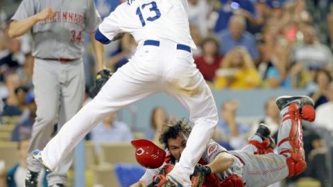 Hanley Ramírez de Dodgers está en el plato, marcado por el receptor Corky Miller de los Cincinnati Reds, en un partido de béisbol en Los Ángeles, el 27 de julio pasado.