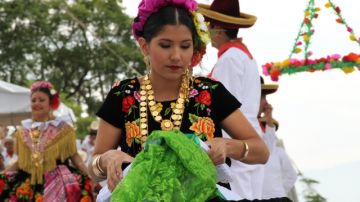 Los bailes de la Guelaguetza tienen  sus orígenes en el Dios de la Lluvia, Pitao Cozobi