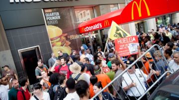 Manifestantes apoyan a los trabajdores de comida rápida afuera de un McDonald's en NY para demandar mejores salarios.