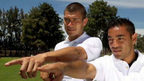 Jorge Enríquez (izq.) y Marco Fabián de la Mora están listos para debutar en el Apertura 2013 ante los Tiburones del Veracruz.