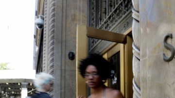 En esta foto se pueden ver que clientes y compradores de ocasión usan la entrada de la Quinta Avenida para la cadena de tiendas minorista Saks, en Nueva York, ayer.