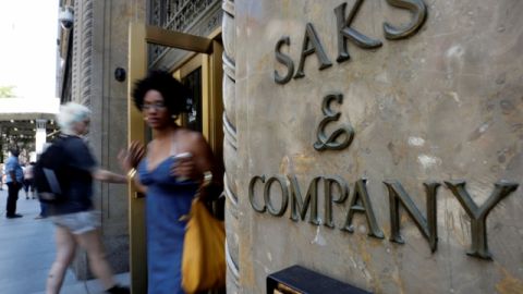 En esta foto se pueden ver que clientes y compradores de ocasión usan la entrada de la Quinta Avenida para la cadena de tiendas minorista Saks, en Nueva York, ayer.