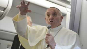 El papa Francisco da una rueda de prensa a bordo del avión que le traslada a Italia.
