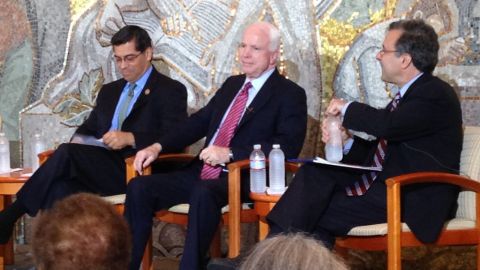 El senador John McCain (centro) y el congresista Xavier Becerra (izq.), durante un evento organizado por el sindicato AFL-CIO.