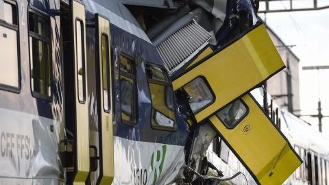 Un rescatista inspecciona la zona del choque de trenes en Granges-pres-Marnand al oeste de Suiza.