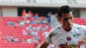El defensa de Chivas, Rafael Márquez Lugo, defiende el esférico