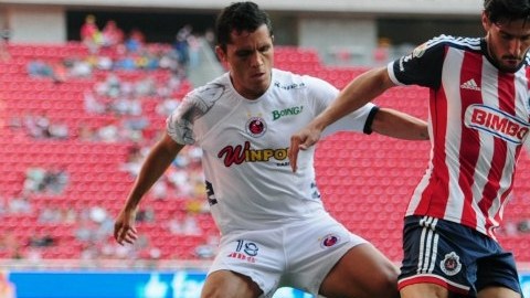 El defensa de Chivas, Rafael Márquez Lugo, defiende el esférico