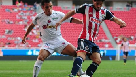 El defensa de Chivas, Rafael Márquez Lugo, defiende el esférico