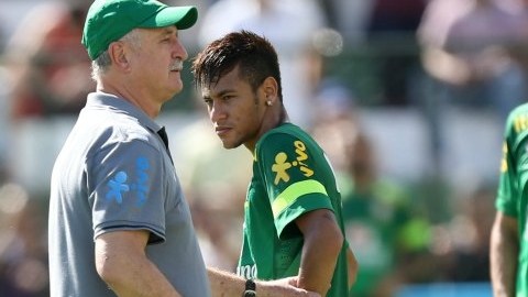 El jugador Neymar (c) y Fred (d) junto al entrenador Luis Felipe Scolari (i)