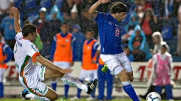 Momento en el que Mariano Pavone saca su disparo para anotar el gol de la igualada sobre Jaguares en la cancha del Estadio Azul.