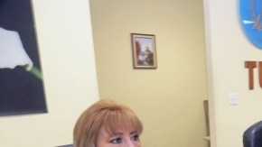 Anabela de León, registradora general  de  la Propiedad, ayuda a una connacional en el Consulado de Guatemala.