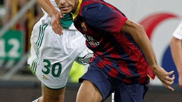Neymar se sacude la marca de  Maciej Kostrzewa en un pasaje del par- tido de ayer, en el que por primera vez jugó con la camiseta culé.