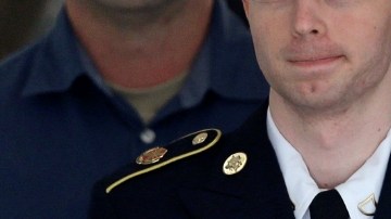 Bradley Manning es escoltado fuera del tribunal.