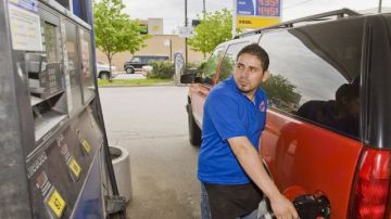 Según expertos, el aumento en el precio de la gasolina puede haber incidido en la pérdida de confianza del consumidor en los Estados Unidos.
