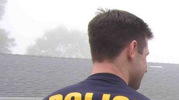 Agentes de ICE detienen a un inmigrante indocumentado.