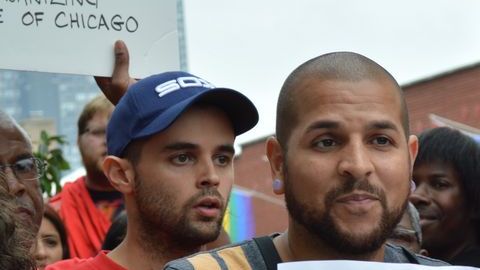 Ramón Quiñones y José Rodríguez frente al Whole Foods en el 3640 N. Halsted St. Chicago.