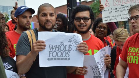 Ramón Quiñones y José Rodríguez frente al Whole Foods en el 3640 N. Halsted St. Chicago.