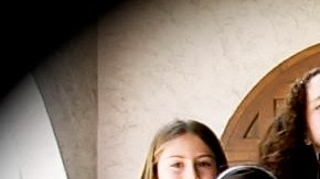 El músico, Victor Hugo Santos, acompañado de su público infantil.