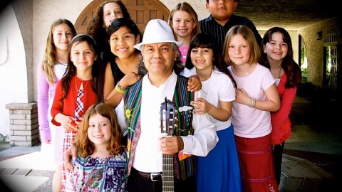 El músico, Victor Hugo Santos, acompañado de su público infantil.