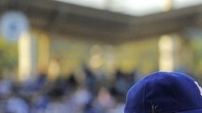 'Magic' (c) encabezó un homenaje a Mariano Rivera (d), quien es saludado por Don Mattingly, manager de LA.