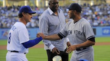 'Magic' (c) encabezó un homenaje a Mariano Rivera (d), quien es saludado por Don Mattingly, manager de LA.