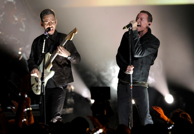 Mike Shinoda (izq.)  y Chester Bennington, de Linkin Park.