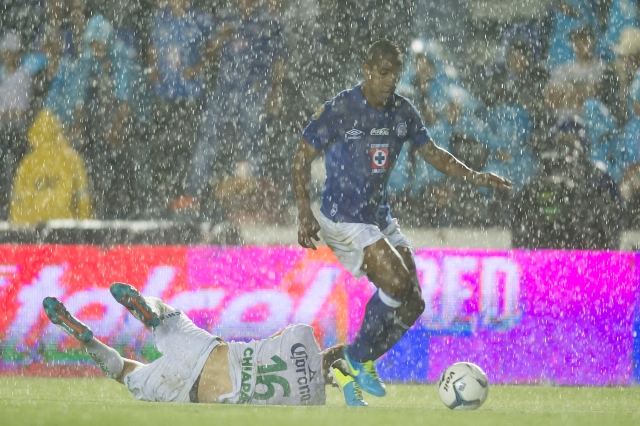 En un verdadero lodazal se tuvo que jugar el Jaguares-Cruz Azul el martes por la noche ante la ineptitud del árbitro central.