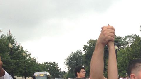 Decenas de activistas bloquearon este jueves una avenida frente al Capitolio en Washington DC, para exigir a los legisladores que aprueben una reforma migratoria.