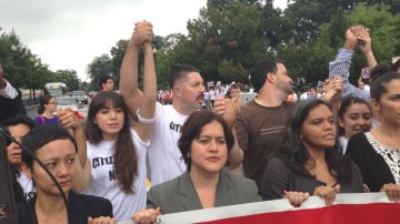Decenas de activistas bloquearon este jueves una avenida frente al Capitolio en Washington DC, para exigir a los legisladores que aprueben una reforma migratoria.