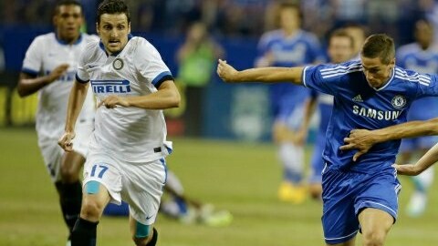 Fernando "Niño" Torrres, delantero del Chelsea, disputa el esférico con Zdravko Kuzmanovic y Andrea Ranocchia, de Inter de Milán