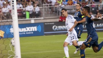 Ángel Di María (izq.) anota el primer gol del Real Madrid sobre el Galaxy en la Copa de Campeones Internacional Guinness en  Arizona.